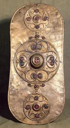 O Escudo Battersea, c.350-50 aC (bronze com vidro vermelho)